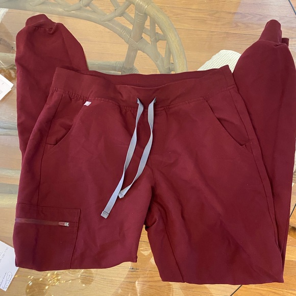Burgundy Figs Zamora scrub pants size medium Tall - Picture 2 of 2
